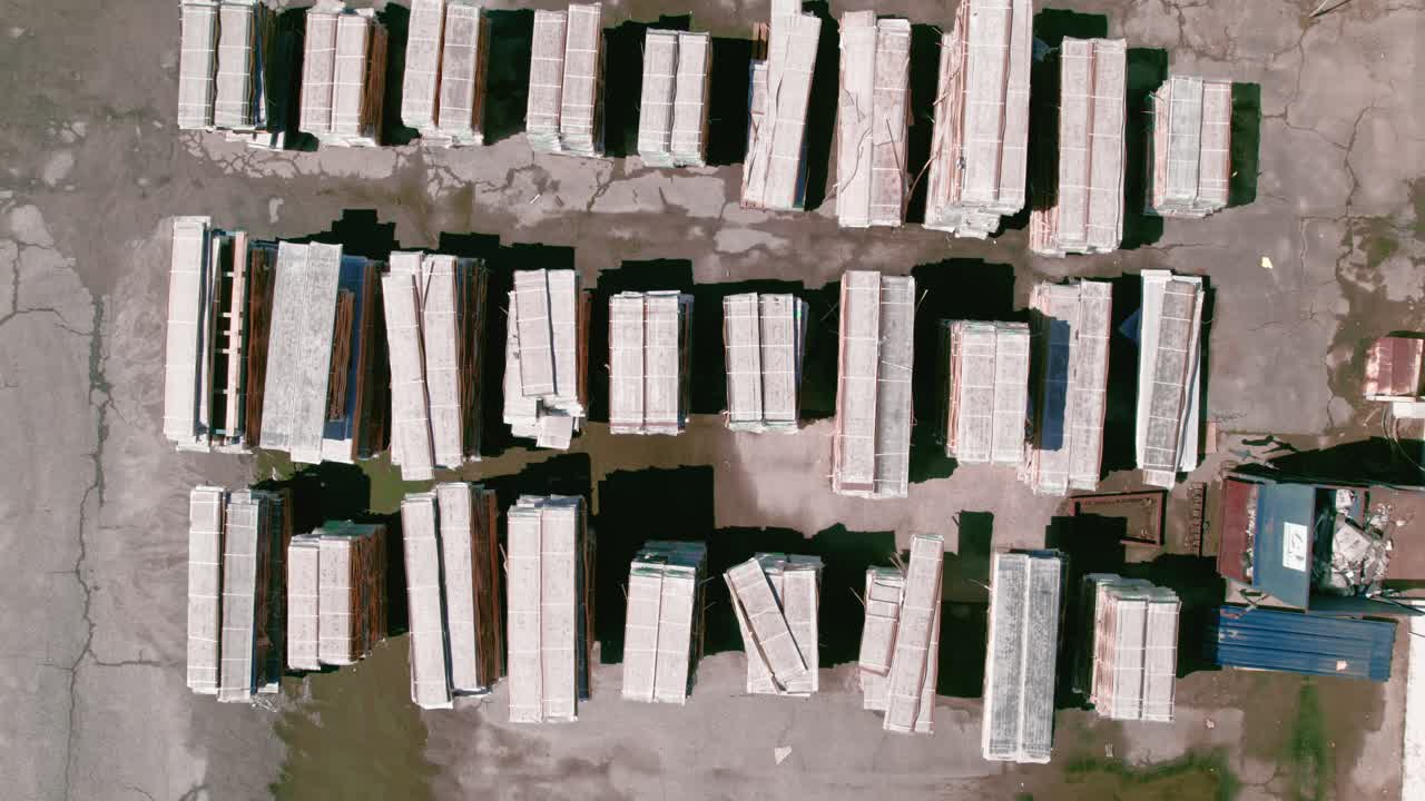 배포 준비 된 상단 아래 시멘트 사이딩: 건설의 척추