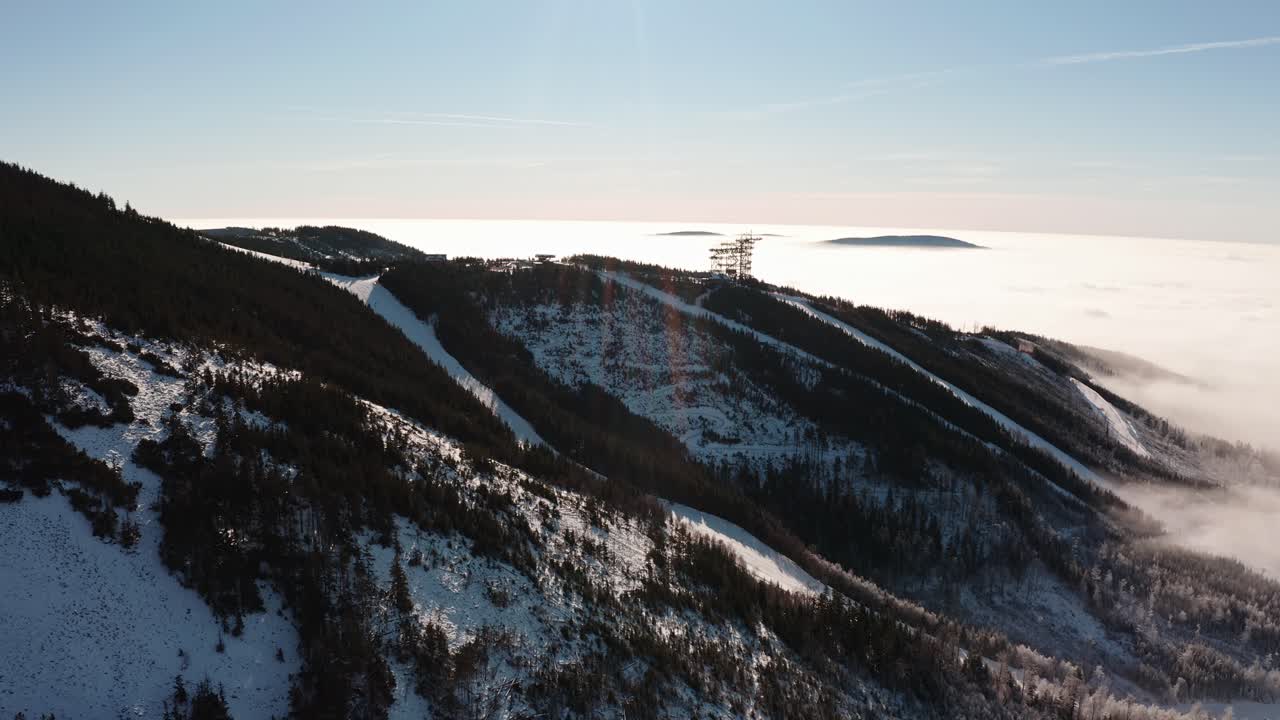 체코 공화국 의 눈 으로  ⁇ 인 겨울 산 골짜기 의 드론 촬영