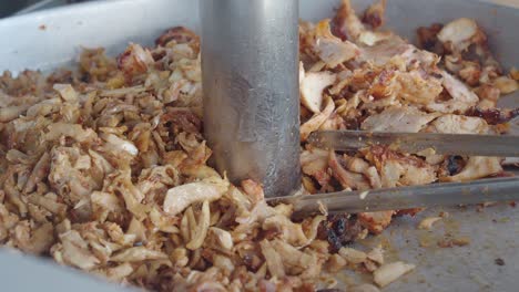un primer plano de un shawarma que se está preparando