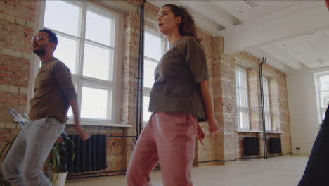 jóvenes multiétnicos que toman clases de danza en el estudio