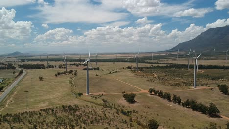 campo de aerogeneradores parado 4k