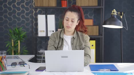 Business-woman-working-with-focus-serious.