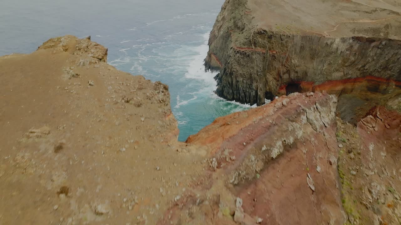 volar desde los acantilados y las rocas hasta el océano