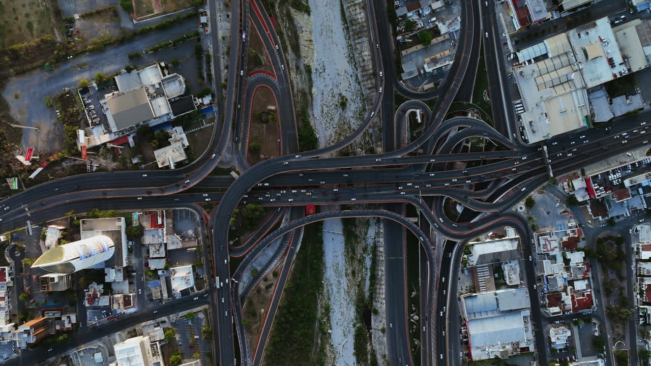 하이퍼래프스 드론은 멕시코의  ⁇ 은 저녁, 몬테레이의 오버브라드에서 무거운 교통 위에서 촬영되었습니다.