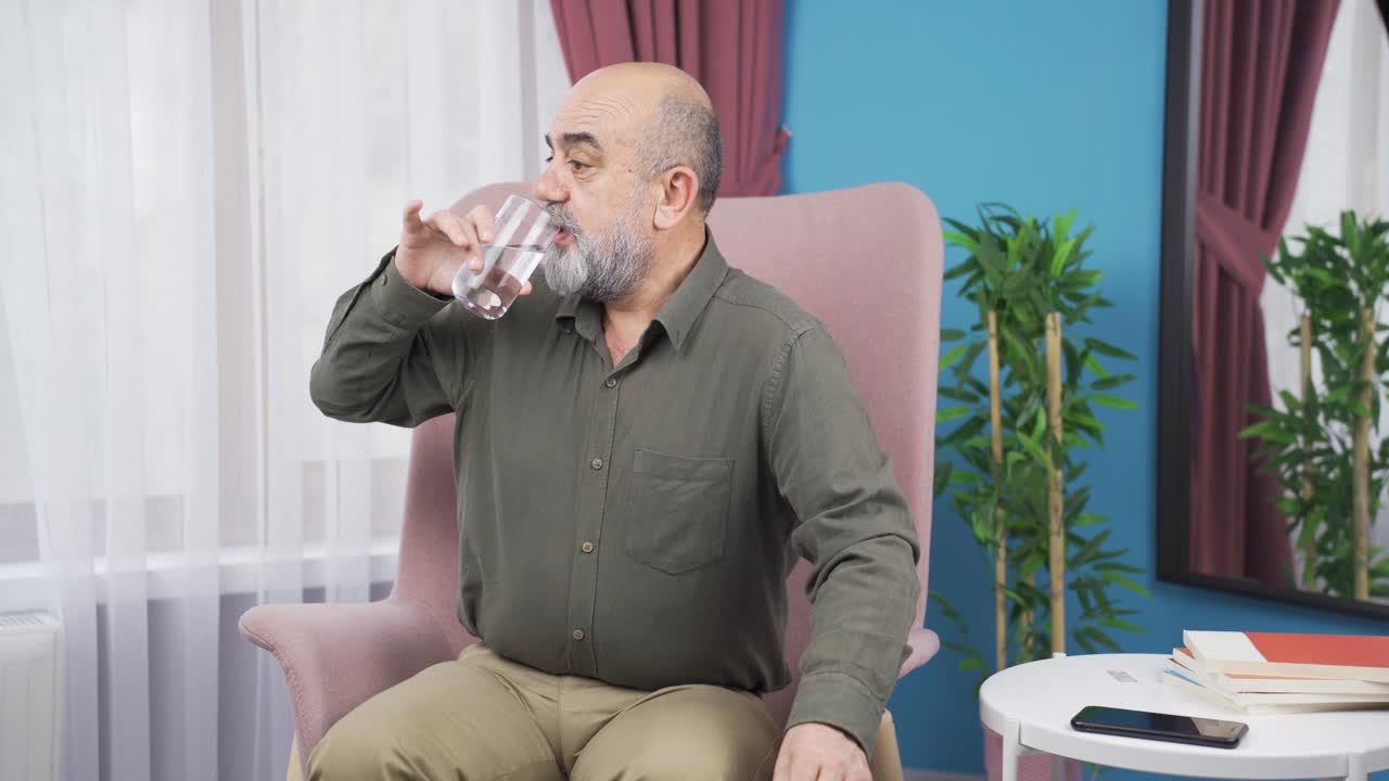 건강한  ⁇ 은이는 물을 마시고 있습니다.