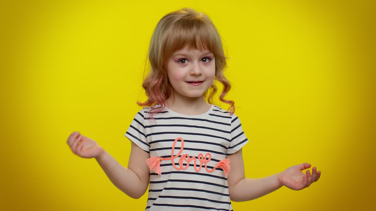 no lo necesito, no yo, no gracias, honesto niño pequeño niño señalando dedos a sí mismo preguntar decir quién me