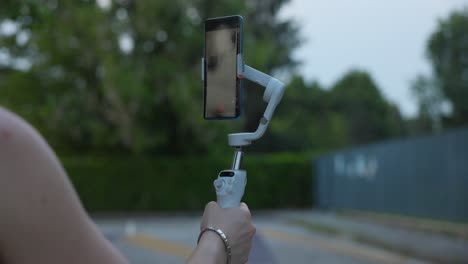 transmisión en vivo al aire libre con estabilizador gimbal móvil osmo y smartphone montado