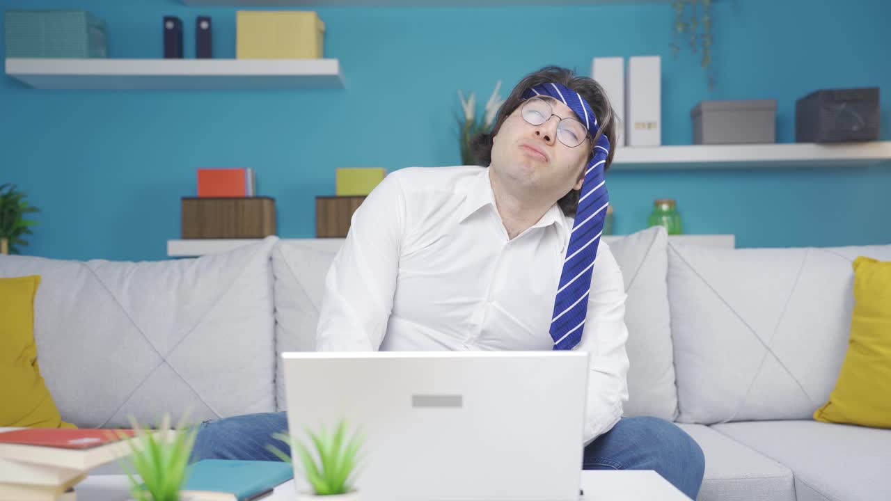 일이 잘못되는 재미있는 남자.