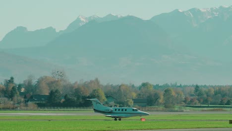 частный самолет beech 390 premier рулит в живописном австрийском аэропорту зальцбурга, расположенном в горах