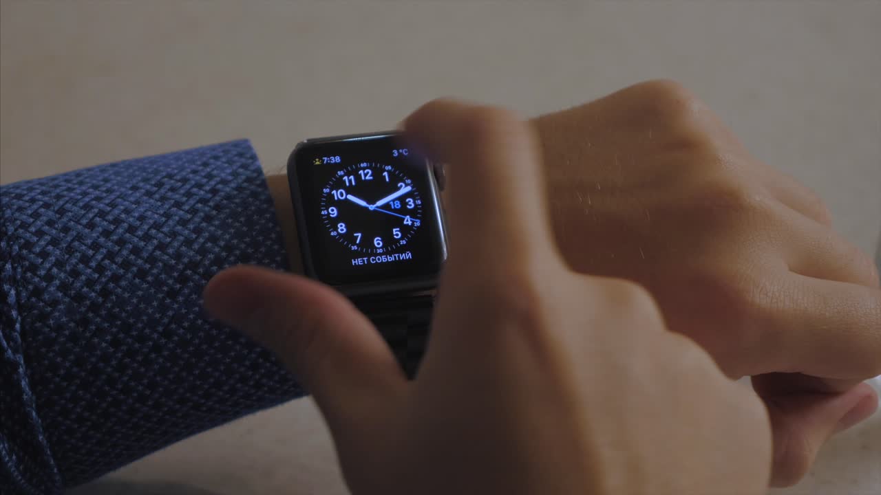 persona que utiliza el reloj de manzana