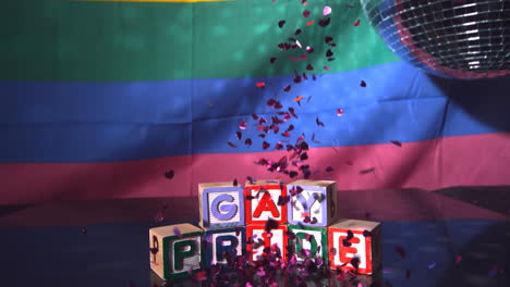 el confeti del corazón cayendo sobre los bloques deletreando el orgullo gay