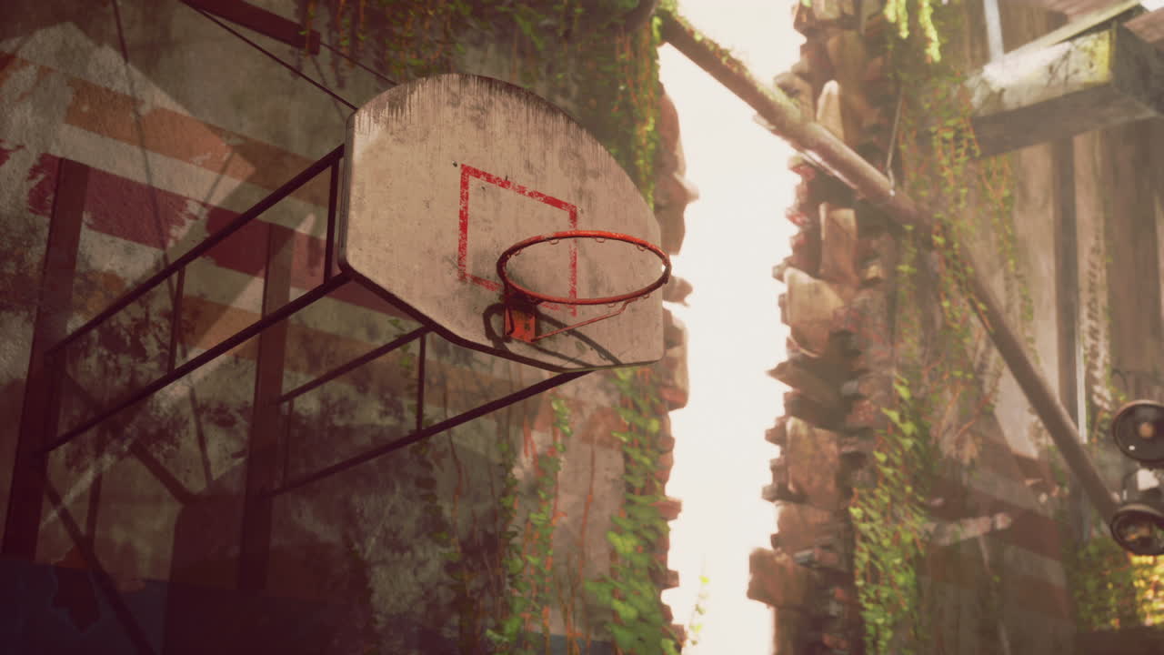 Un vecchio canestro da basket circondato da viti rampicanti in un ambiente abbandonato.