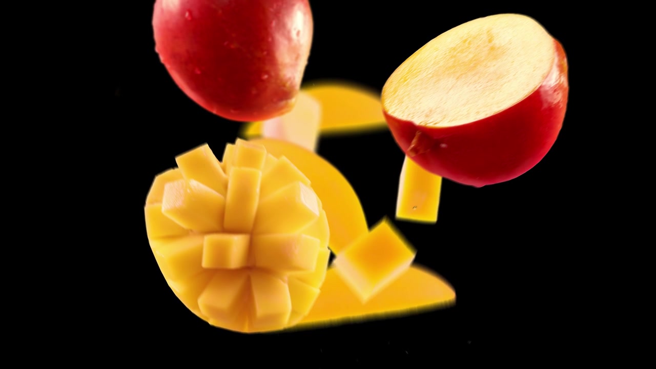 Volo di Mango e Fette su Sfondo Nero