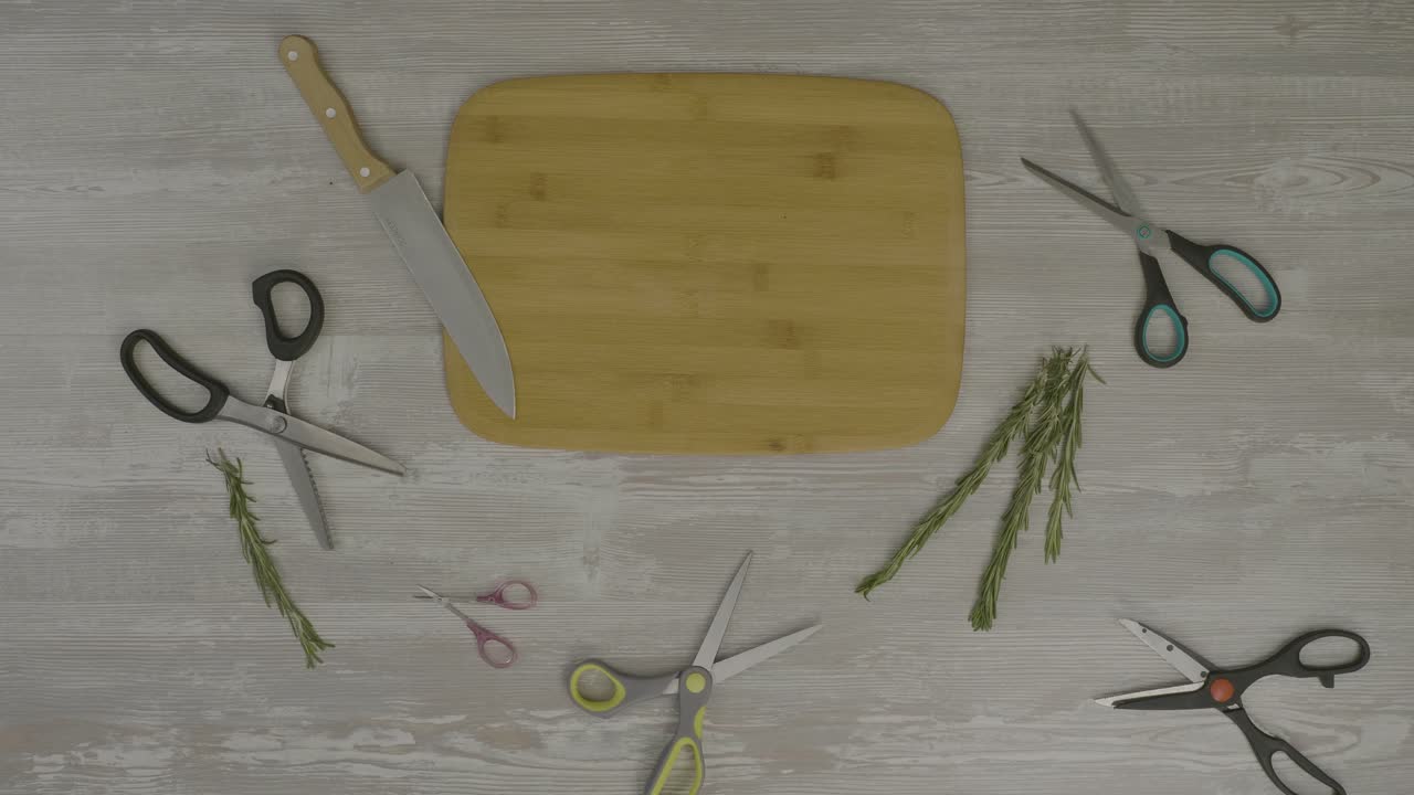 preparando un sándwich con pan y utensilios