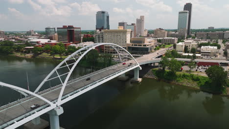 Puente-De-Broadway-Que-Conecta-Las-Ciudades-De-Little-Rocks,-Estableciendo-Una-Toma-Aérea