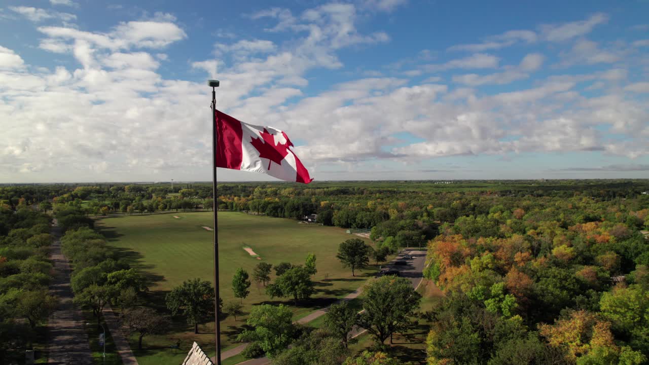 la bandera de canadá en el viento, 4k 30 fps aérea, colores ricos