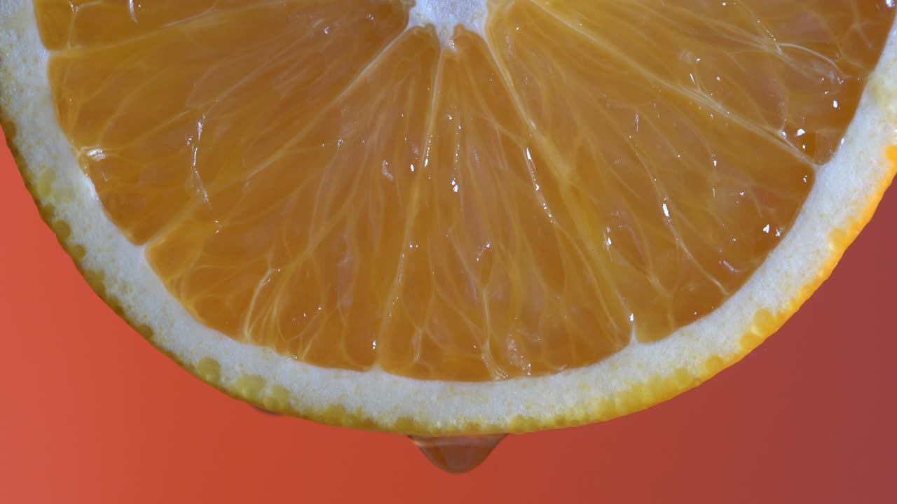 신선한 오렌지 조각과 물방울. 배경은 시트루스 과일 질감, 매크로