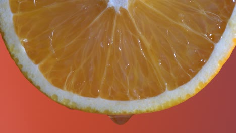 rebanada de naranja fresca y gota de agua. fondo textura de cítricos, macro