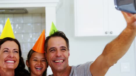 Familia-Feliz-Tomándose-Una-Selfie-Mientras-Celebraba-Un-Cumpleaños