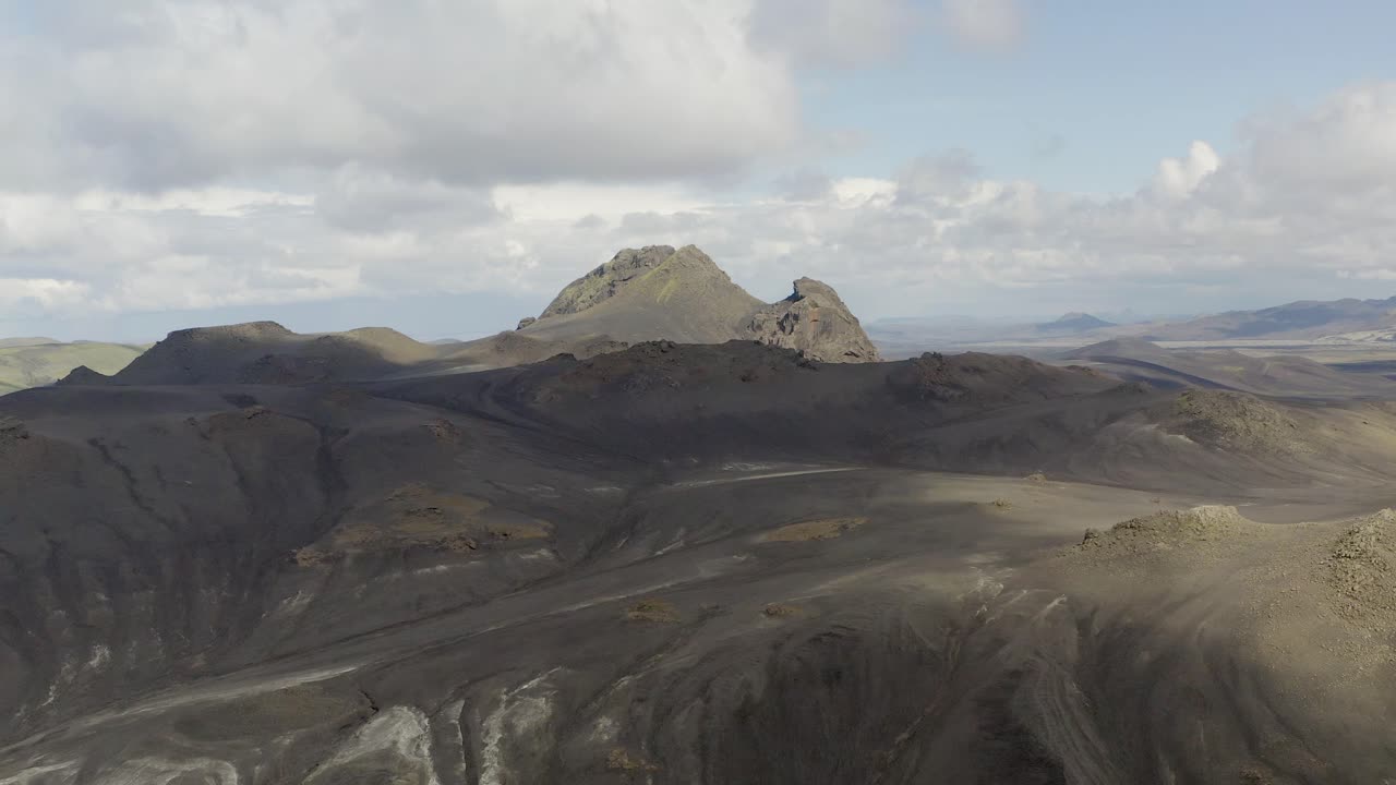 흐리고 화창한 날 아이슬란드의 도마달루르 화산 풍경의 공중 촬영