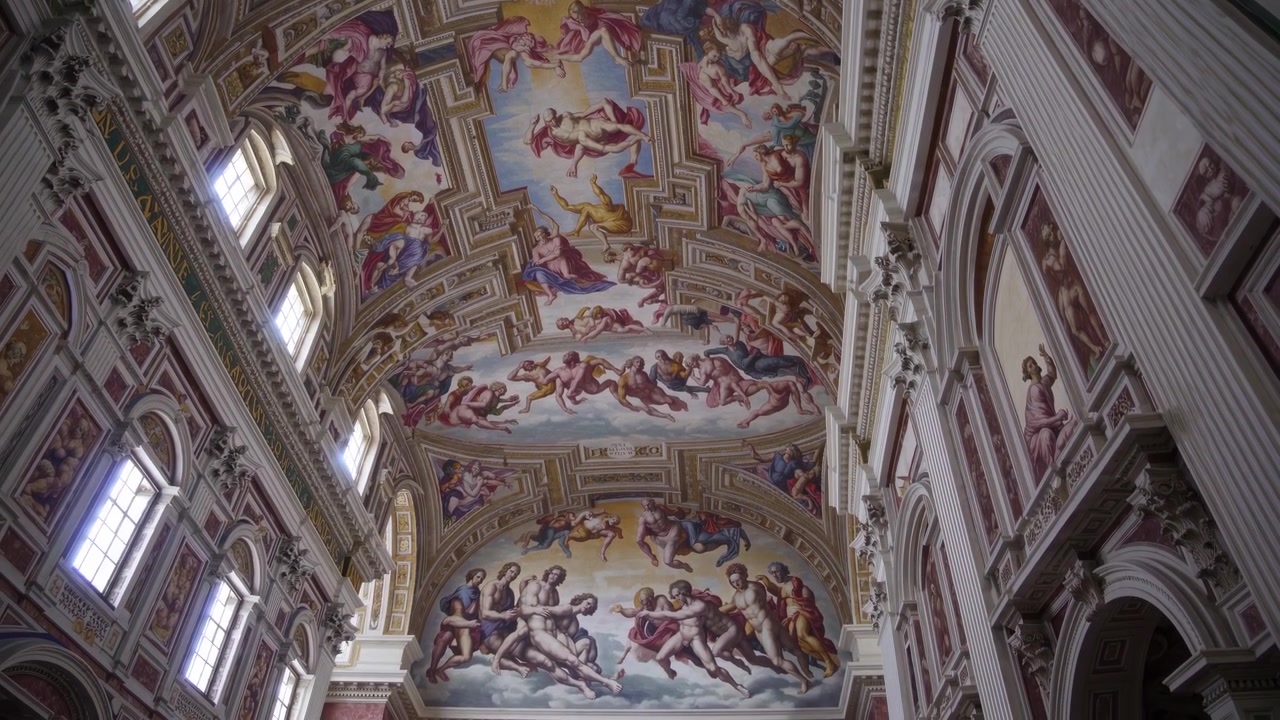 Affreschi religiosi dettagliati sul soffitto di una grande chiesa