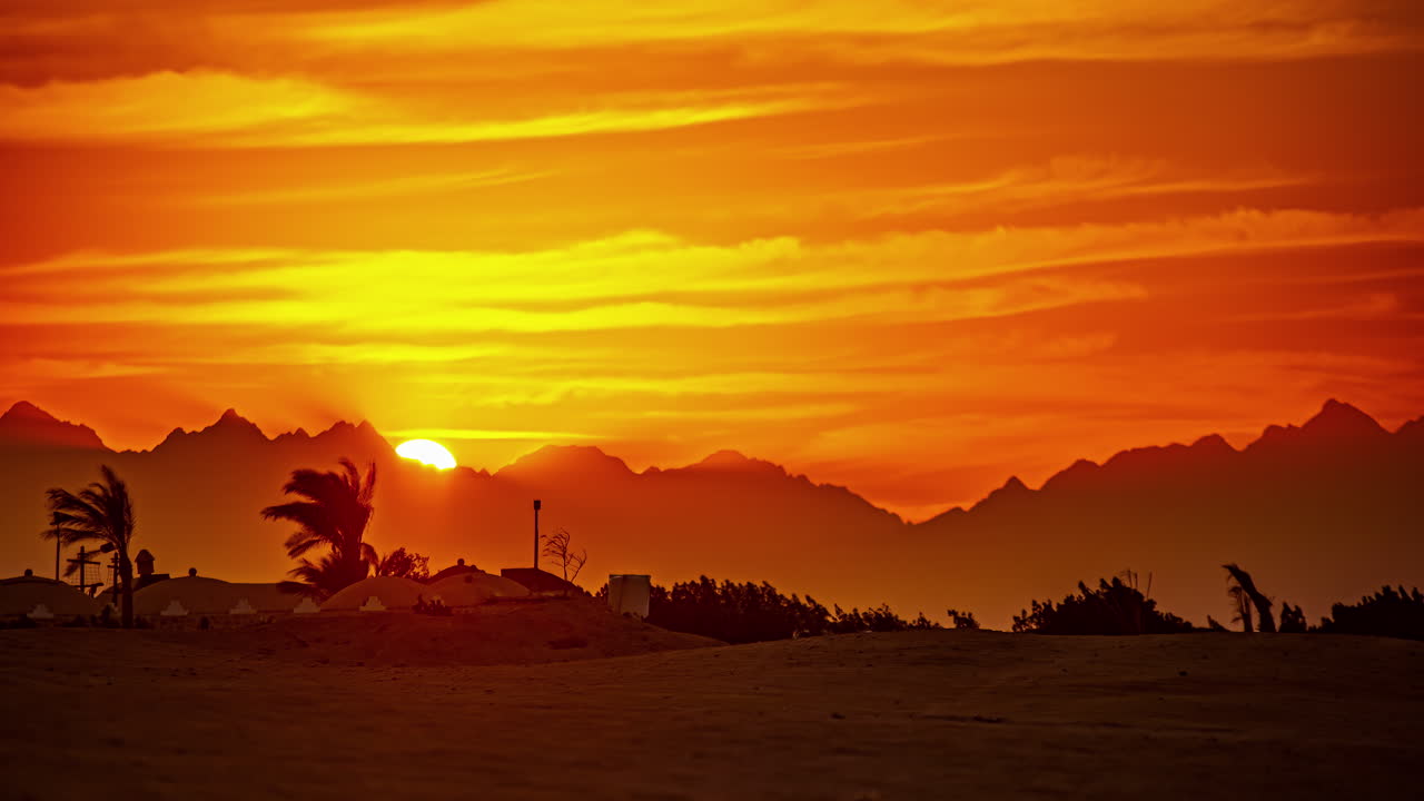 Assentamento beduíno perto de Hurghada, Egito, no deserto montanhoso - time-lapse do pôr do sol.