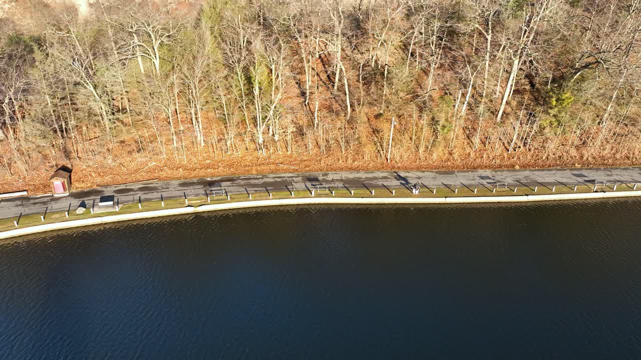 레이크 하버 파크로 가는 길의 끝