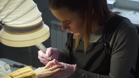 El-Experto-En-Manicura-Quitando-La-Manicura-Con-El-Taladro-De-Uñas