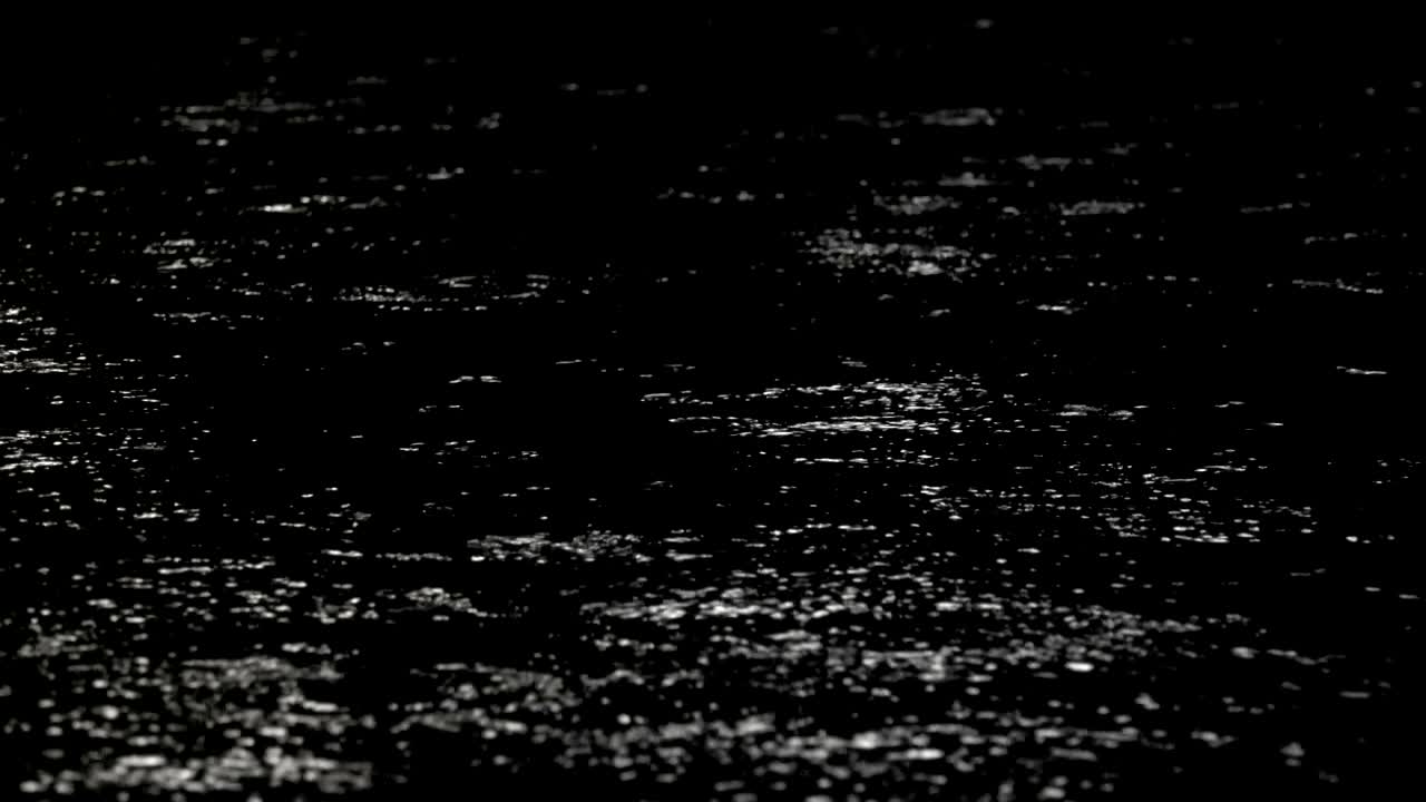 gotas de lluvia durante una fuerte lluvia durante la noche, fondo de bucle, sonido incluido