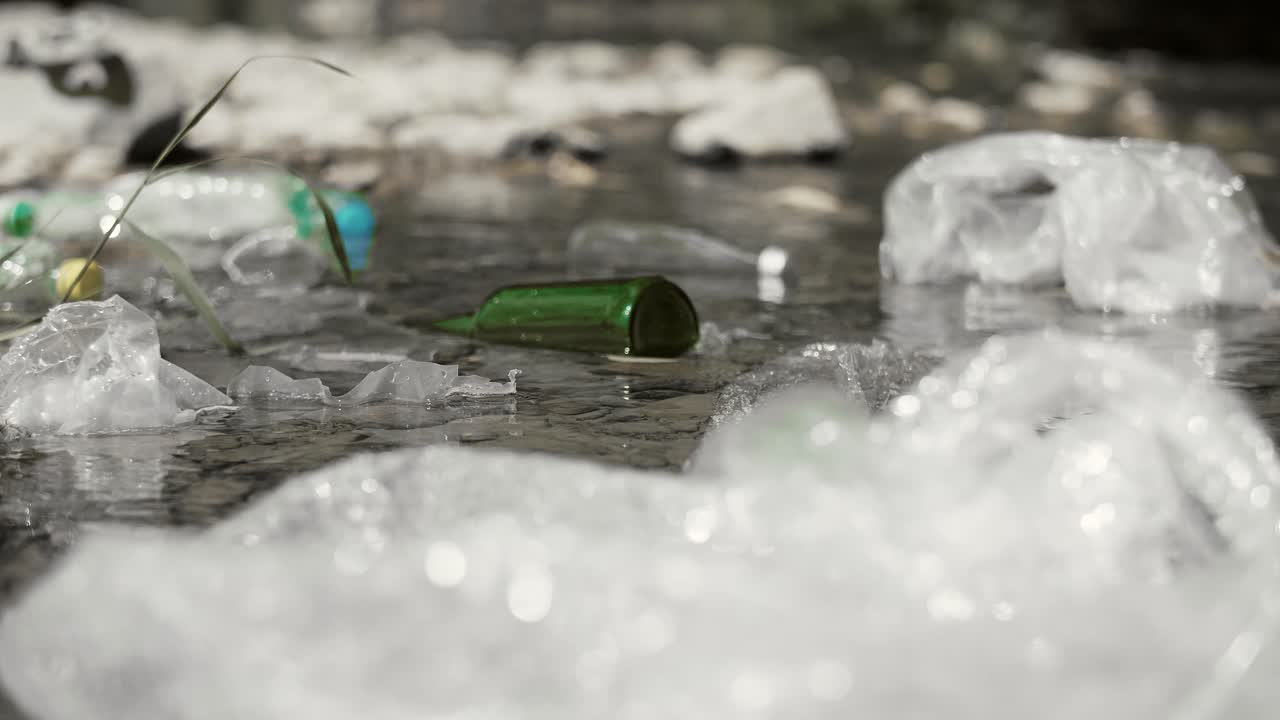 강에 있는 플라스틱 쓰레기