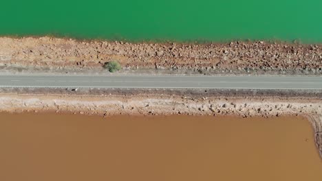 Vista-Aérea-De-Arriba-Hacia-Abajo-Una-Carretera-Que-Cruza-El