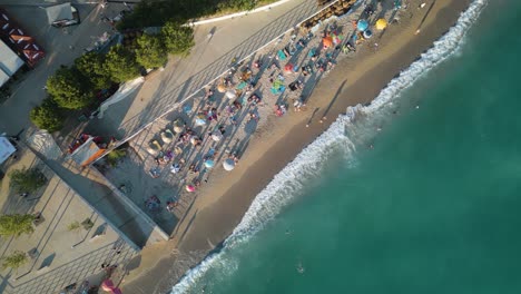 Von-Oben-Nach-Unten-Luftaufnahme-Des-Wunderschönen-Strandes-An-Der-Albanischen-Riviera