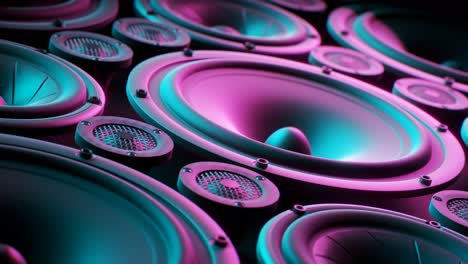 las membranas de los altavoces vibrantes apiladas en un bucle sin fin, iluminadas por luces de estudio suaves y de mal humor, un tipo poderoso y moderno de gama media, subwoofer y altavoces twitter vibran en frecuencias paritarias y pulsantes.