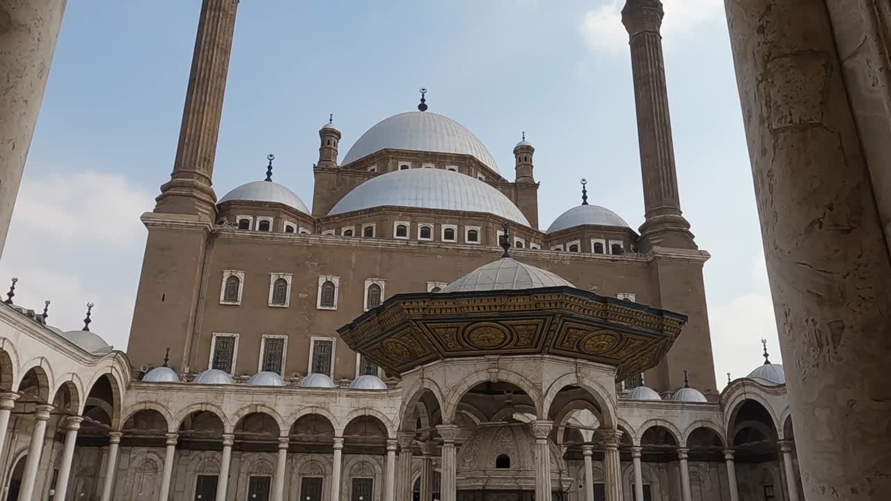 la majestuosa mezquita de muhammad ali en la ciudadela de saladino, el cairo, egipto, seguimiento de la inclinación hacia arriba