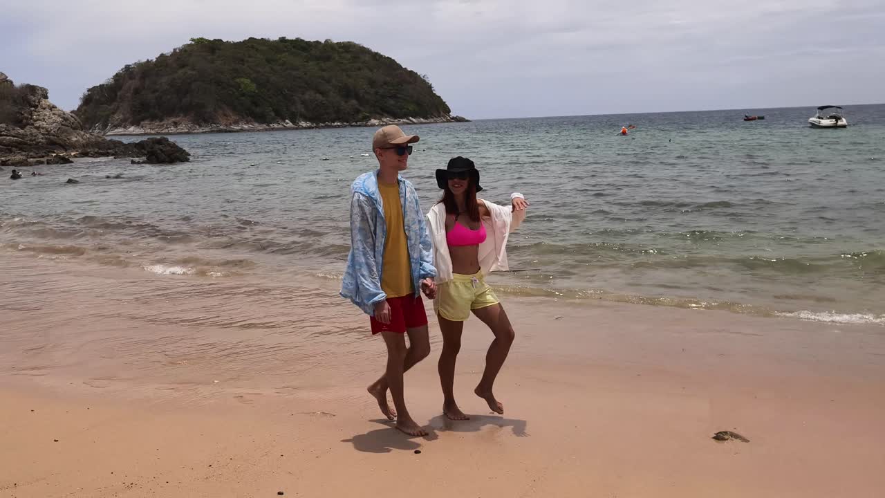 Um casal a caminhar na praia