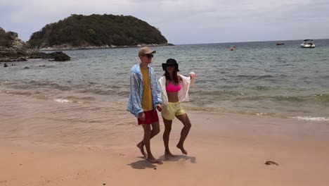 pareja caminando en la playa
