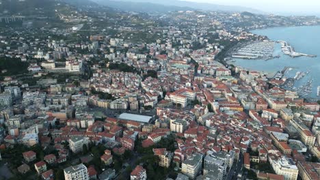 Drohnenflug-über-Sanremo,-Italienisches-Bergdorf,-Mittelmeerküste-Liguriens