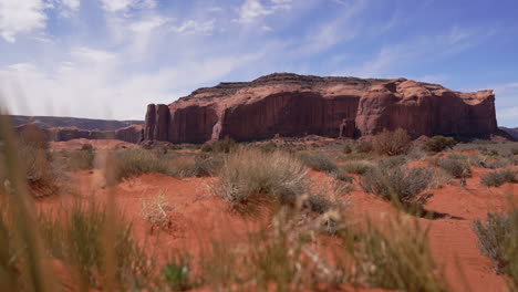 monumentos valle épicas formaciones rocosas de la tierra en un día soleado del desierto