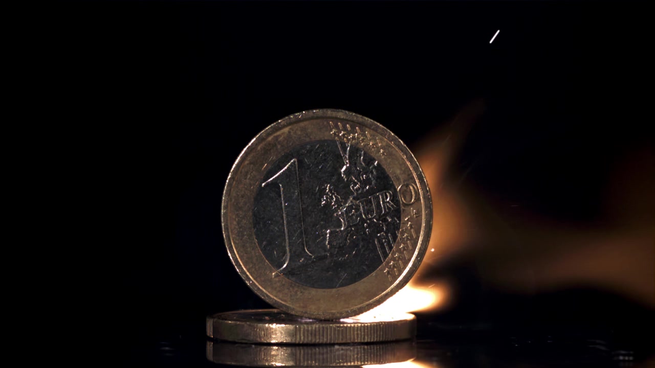 Moneta da un euro che brucia con fiamme e scintille