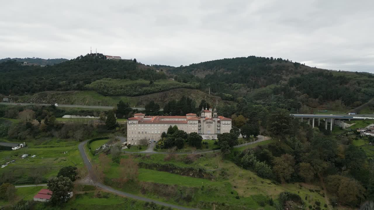 drones orbitan alrededor del seminario católico escuela religiosa en la colina en las montañas de ourense