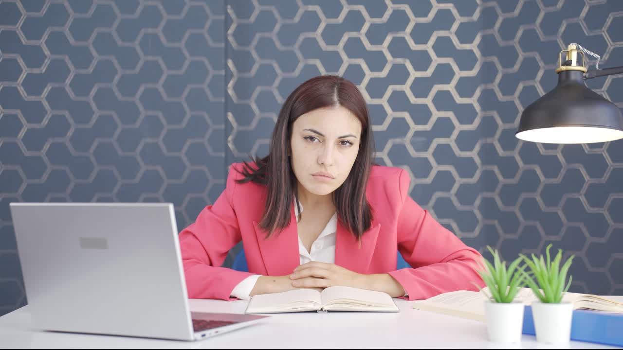 una joven mujer de negocios curiosa.