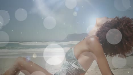 animación de una mujer afroamericana en la playa sobre manchas blancas