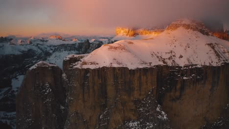 drone vuela por la cordillera nevada de sella en los dolomitas