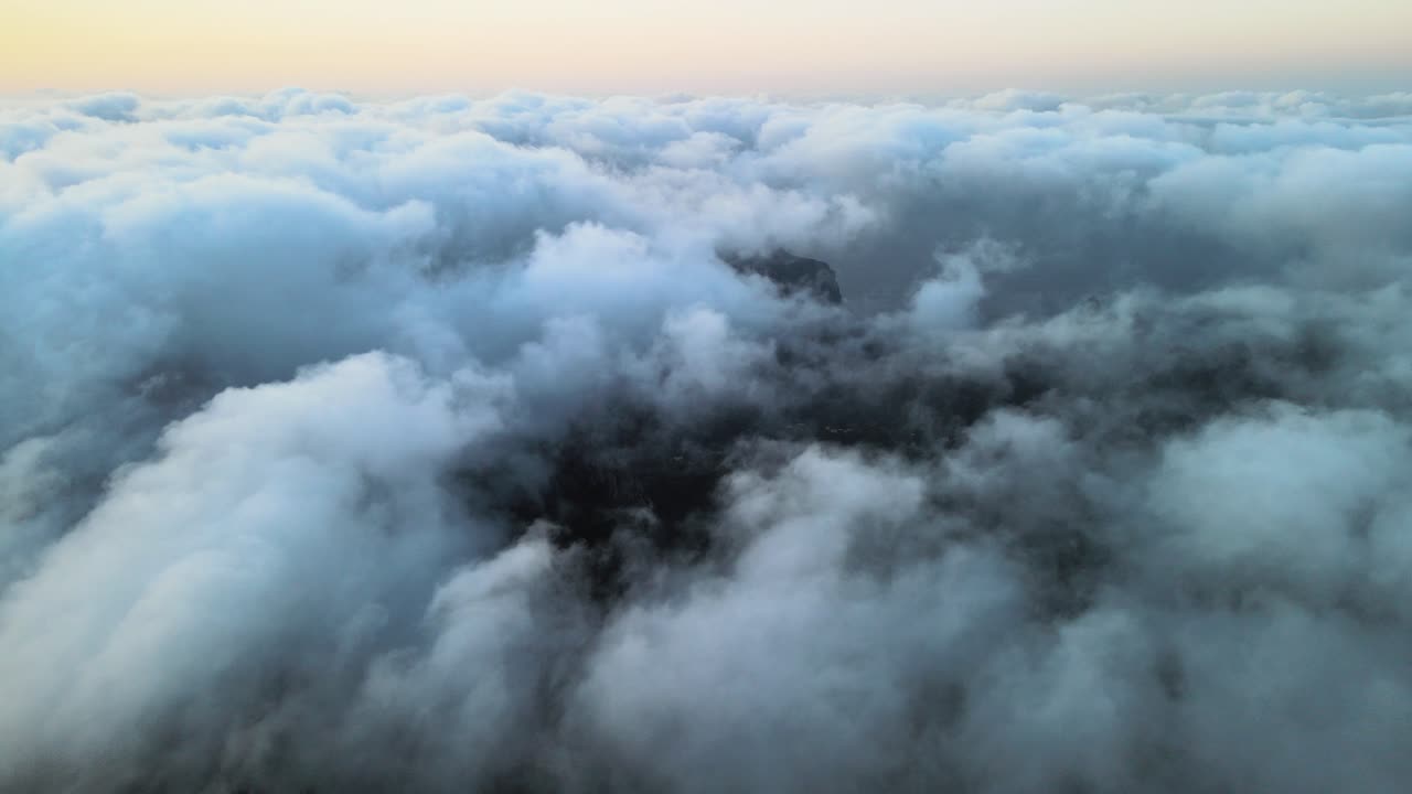 toma aérea única de nubes sobre las montañas de anaga españa, hermosa vista del cielo