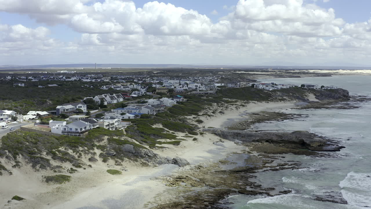 해안 도시에는 평화로운 것이 있습니다.