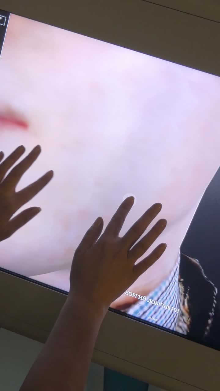Schermo touchscreen interattivo con persona