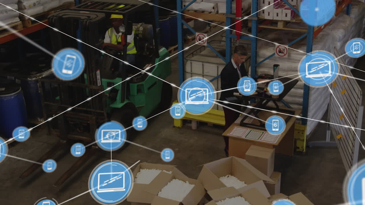 Operatori di magazzino che monitorano il lavoro mentre un muletto sposta i pallet, un'icona appare mostrando la connettività.