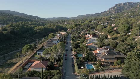 Luftpanoramadrohne-über-Dem-Naturparkdorf-Sant-Llorenç-Del-Munt,-Katalonien,-Barcelona