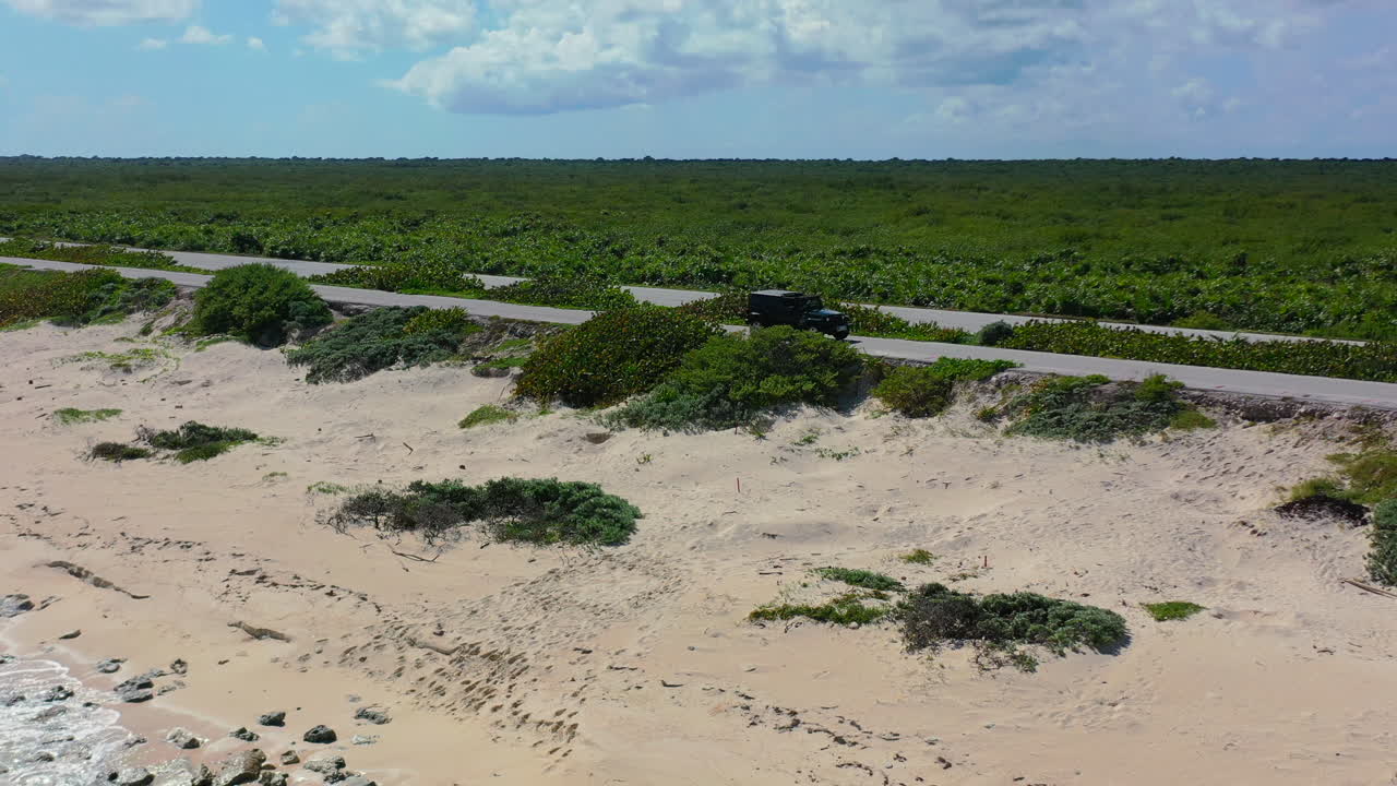 conducción suv en la carretera costera vacía a lo largo de la playa de arena de cozumel méxico