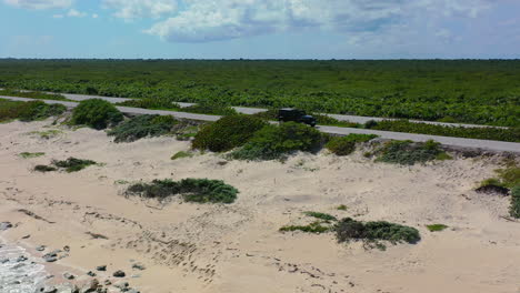 conducción suv en la carretera costera vacía a lo largo de la playa de arena de cozumel méxico